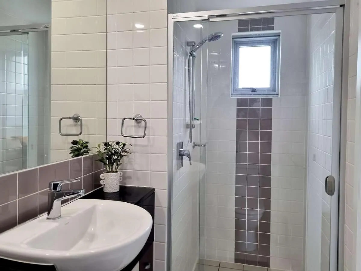 Caloundra 2Brm Apt- Rooftop Pool 0*,